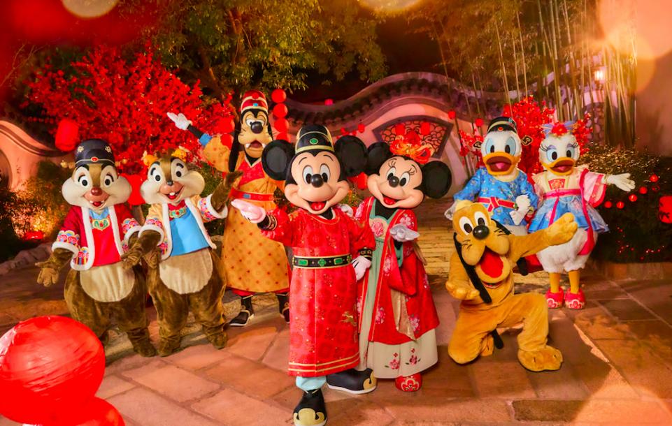 密集“上新”迎游客!來(lái)主題公園過(guò)春節(jié)成新年俗