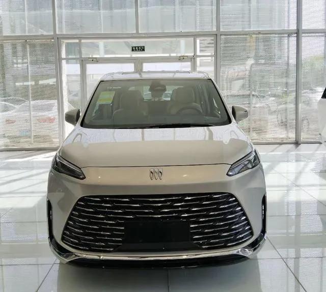 實拍別克GL8陸尚,5米2車身塞滿黑科技,1420km續航要革MPV的命?
